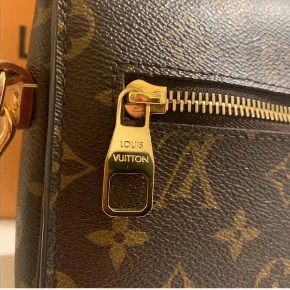 Louis Vuitton Monogram Pochette Metis - Picture 3 of 16